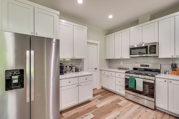 Dishwasher, cookware/dishes/utensils, dining tables