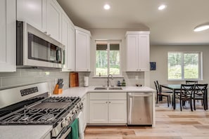 Dishwasher, cookware/dishes/utensils, dining tables