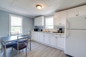 Fridge, microwave, coffee/tea maker, toaster - 6 Mi to Historic Leesburg: Apt w/ On-Site Dining (Hamilton)