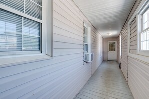 Interior - 6 Mi to Historic Leesburg: Apt w/ On-Site Dining (Hamilton)