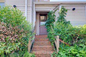 A set of brick stairs leading to a door with a small porch area. - 6 Mi to Historic Leesburg: Apt w/ On-Site Dining (Hamilton)
