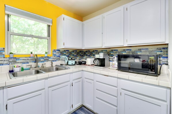 Fridge, microwave, stovetop, dishwasher