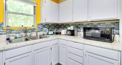 1 Mi to Dtwn + Fenced Yard: Georgetown Getaway!