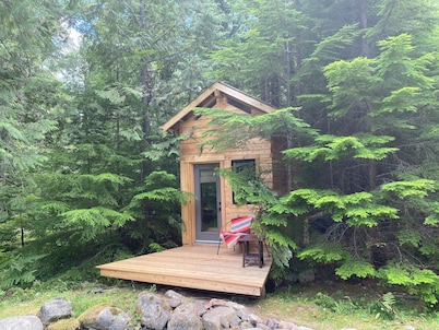 Makinaak Crossing - Tiny Cabin Escape