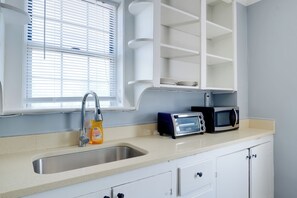 Refrigerador, microondas, cafetera/tetera, tostadora