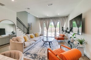 TV, video games, stereo - Modern & Spacious Home 3 Mi to Downtown Dallas! (Dallas)