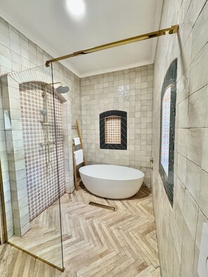 ヘアドライヤー、タオル、トイレットペーパー