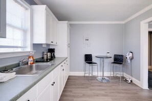 Refrigerador, microondas, cafetera y tetera y tostadora 