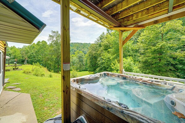 Outdoor spa tub