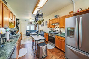Fridge, microwave, stovetop, dishwasher