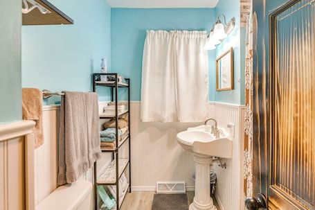 Towels. Dtwn Belleville Home w/ Yard < 1 Mi to High Banks