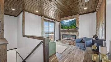 Fernseher, Kamin, Videospiele, Tischfußball