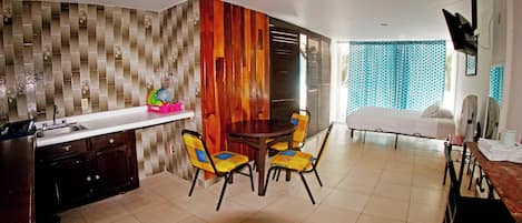 Cookware/dishes/utensils, dining tables