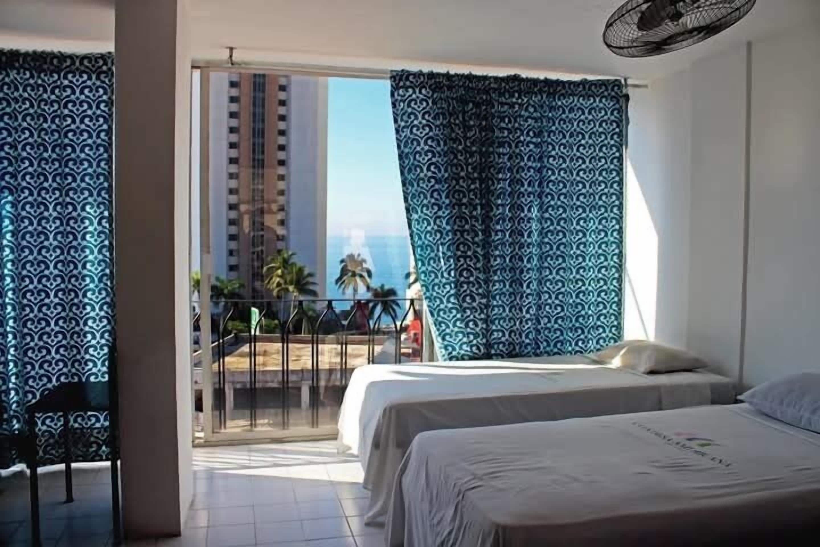 Muebles diferentes, wifi gratis y ropa de cama 