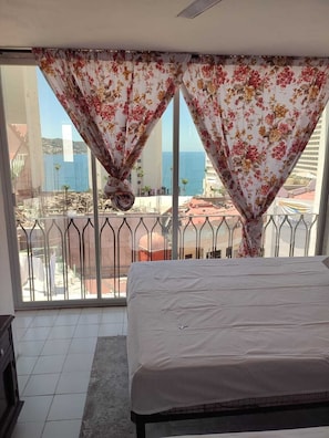 Mobiliario individual, wifi gratis, ropa de cama