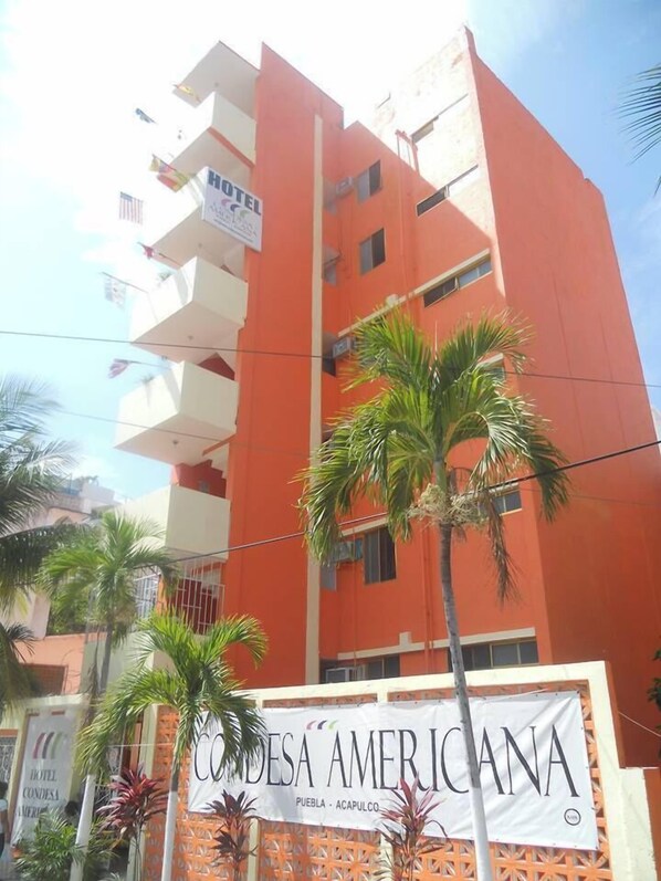 A multi-story building with a sign for 'Condesa Americana' and a 'Hotel' sign on the side. - Condesa Americana Acapulco (Acapulco)