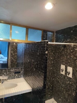 Chuveiro, toalhas de banho, sabonete, shampoo