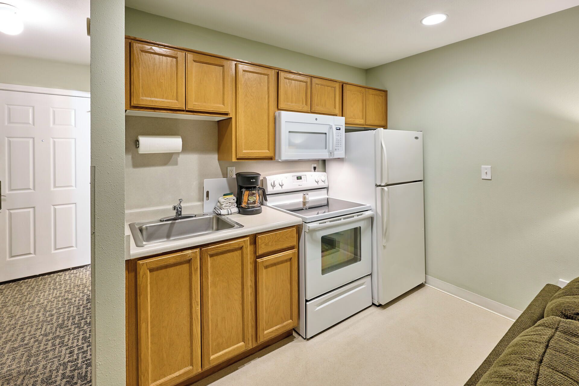 Coffee/tea maker, fridge, microwave, oven