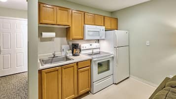 Coffee/tea maker, fridge, microwave, oven