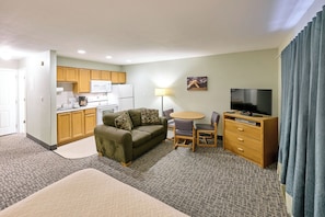 TV, DVD player, offices - 107 Ocean Picture Academy - Beachfront Condo - Pool, Hot Tub, & Full Kitchen! (Lincoln City)