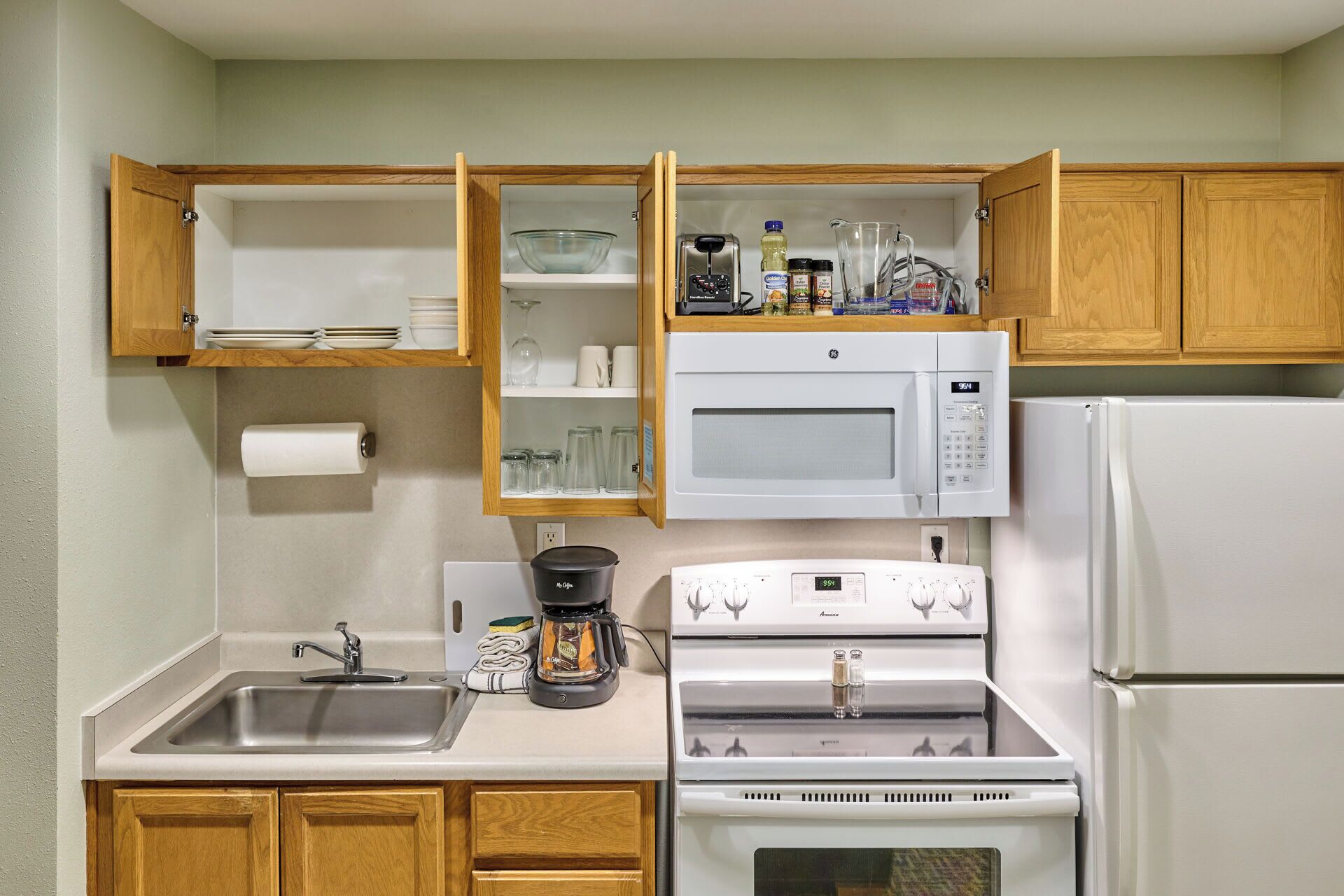 Coffee/tea maker, fridge, microwave, oven