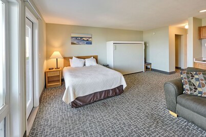 Beachfront Condo - Pool, Hot Tub, & Full Kitchen!