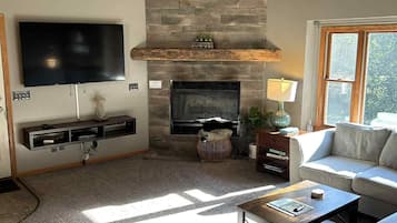 Smart TV, lareira, pebolim, mesa de pingue-pongue