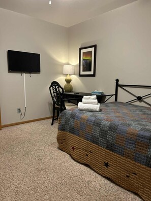 3 bedrooms, desk, iron/ironing board, free WiFi