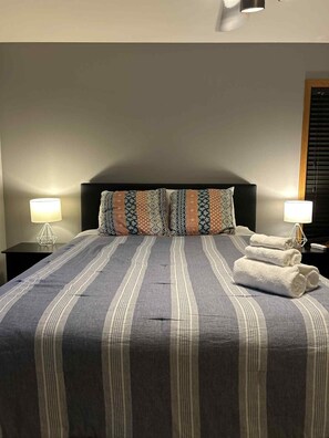 3 quartos, escrivaninha, ferros/tábuas de passar roupa, berço de viagem
