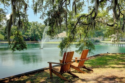 2 Bedroom, beautifully decorated condo, St. Simons Island, heated pool