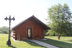 Exterior - Inviting Cabin in Albany, MO. Enjoy the nature, fishing and breathtaking views. (Albany)