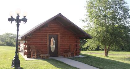 Inviting Cabin in Albany, MO. Enjoy the nature, fishing and breathtaking views.