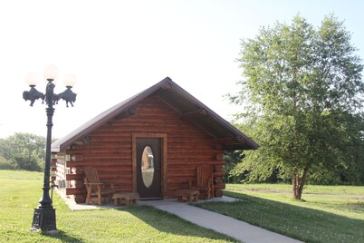 Inviting Cabin in Albany, MO. Enjoy the nature, fishing and breathtaking views.