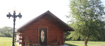 Inviting Cabin in Albany, MO. Enjoy the nature, fishing and breathtaking views.