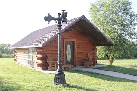Extérieur. Inviting Cabin in Albany, MO. Enjoy the nature, fishing and breathtaking views.