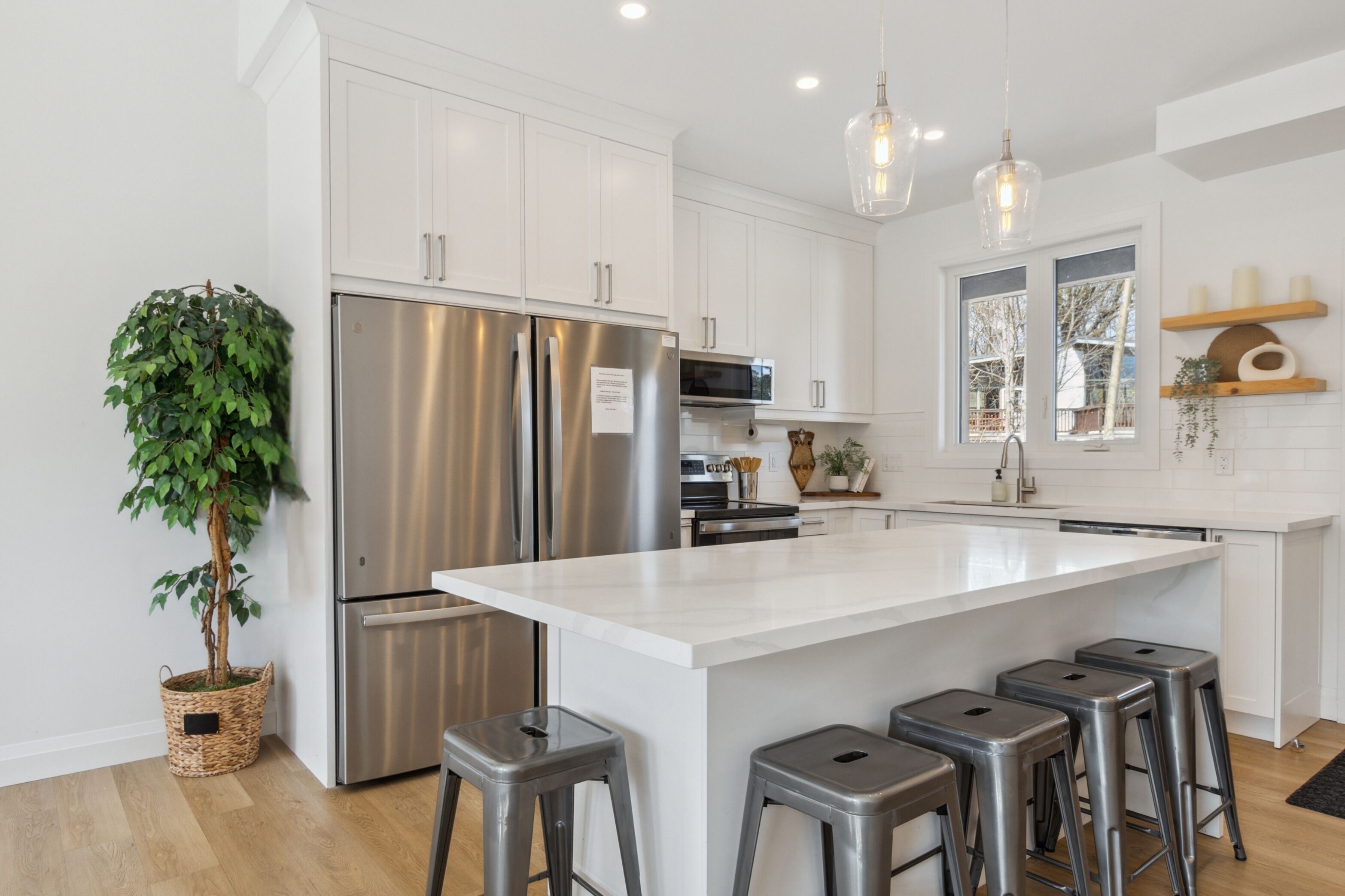 ثلاجة/مجمد بحجم كبير، ميكروويف، فرن، موقد طهي مسطح