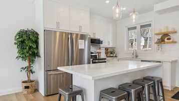 Full-sized fridge, microwave, oven, stovetop