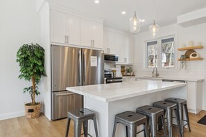 Full-sized fridge, microwave, oven, stovetop - The Cottages at Blue (The Blue Mountains)