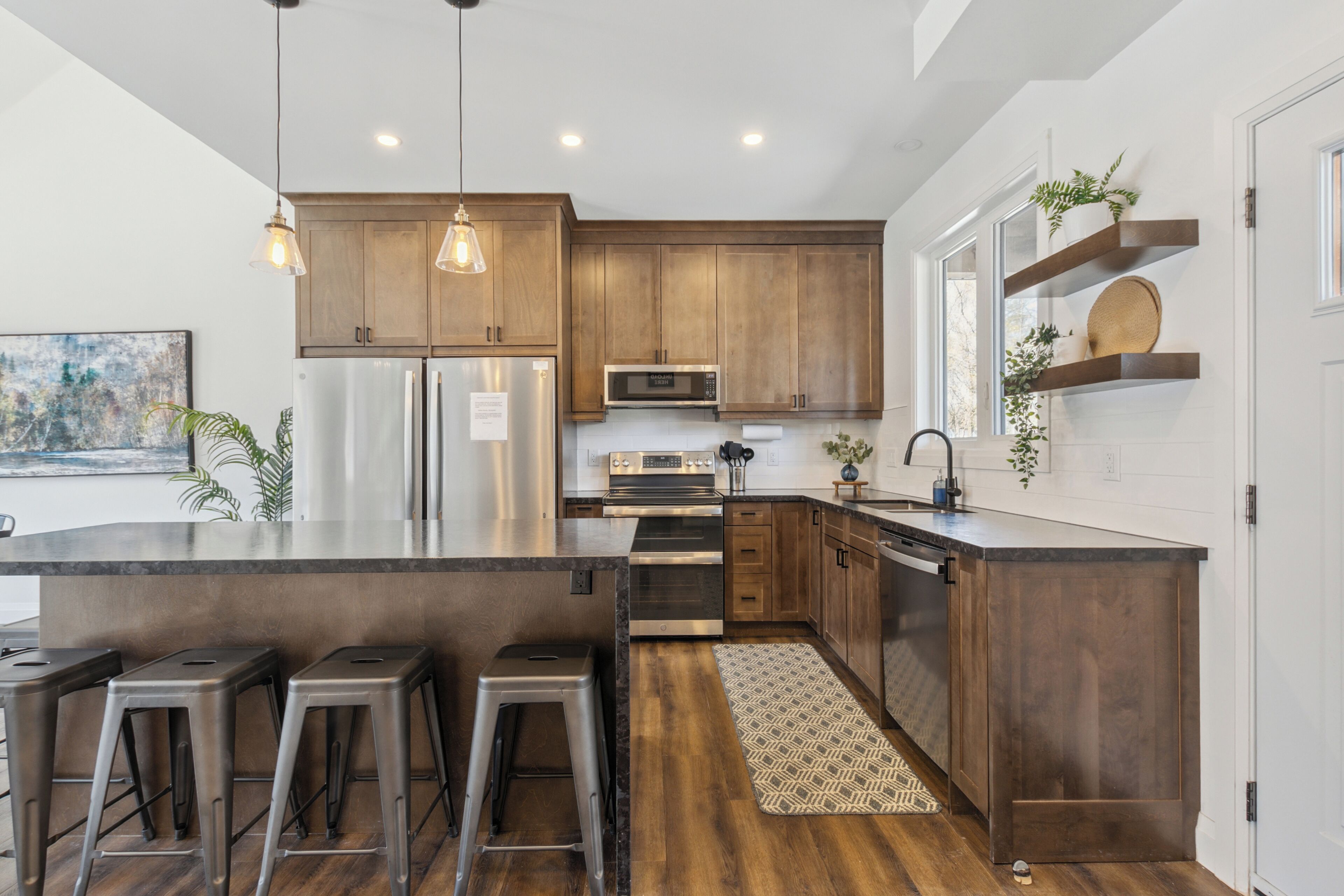 Full-sized fridge, microwave, oven, stovetop