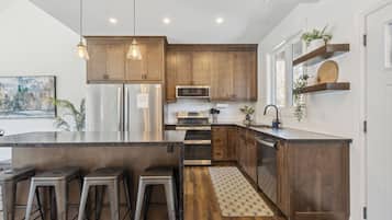 Full-sized fridge, microwave, oven, stovetop