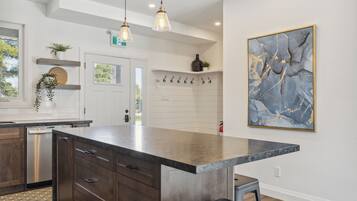 Full-sized fridge, microwave, oven, stovetop