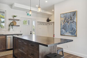 Full-size fridge, microwave, oven, stovetop