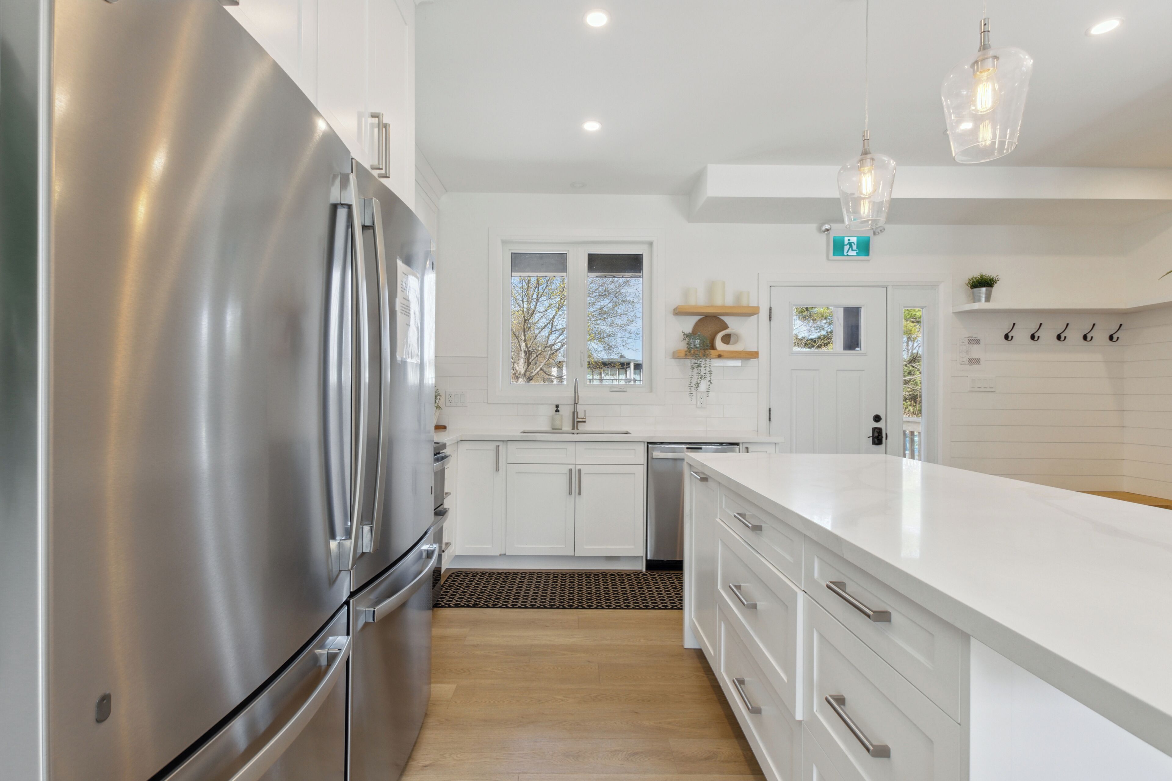 Full-size fridge, microwave, oven, stovetop