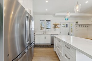 Full-sized fridge, microwave, oven, stovetop