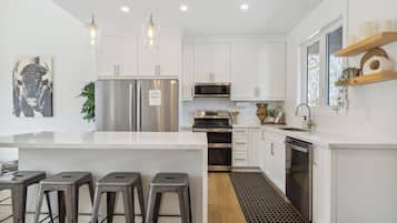Full-sized fridge, microwave, oven, stovetop