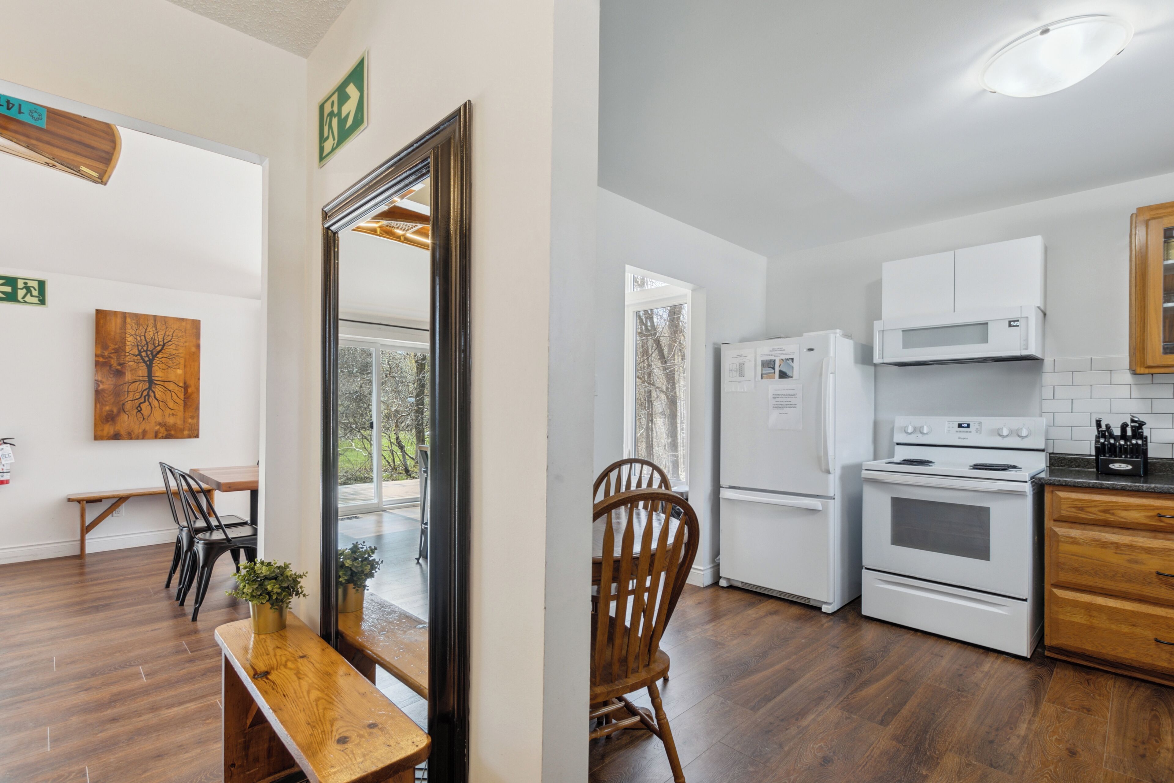 Full-size fridge, microwave, oven, stovetop