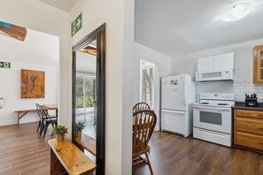 Full-sized fridge, microwave, oven, stovetop