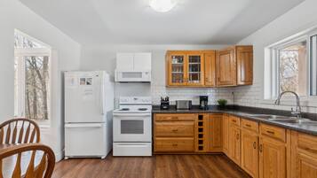 Full-size fridge, microwave, oven, stovetop