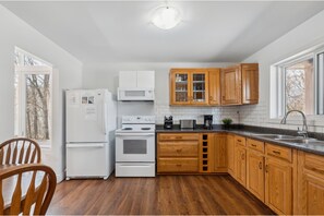 Full-sized fridge, microwave, oven, stovetop