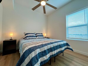 3 bedrooms, iron/ironing board, free WiFi, bed sheets - Daytona Beach B - Sleek & Stylish 3BD/2.5BA - WiFi (Brownsville)